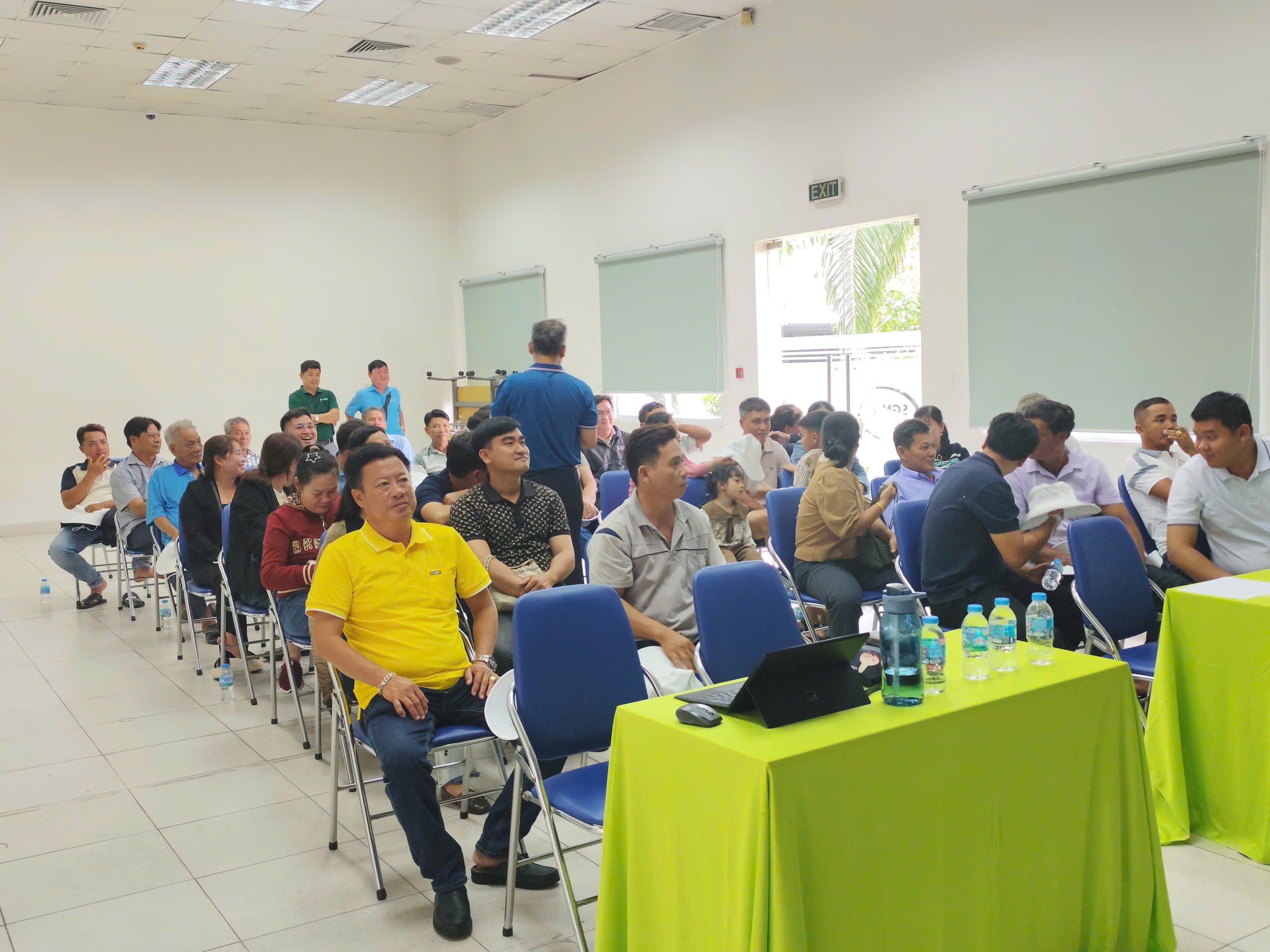 Customers listening to Saigonvet’s presentation and technical discussion