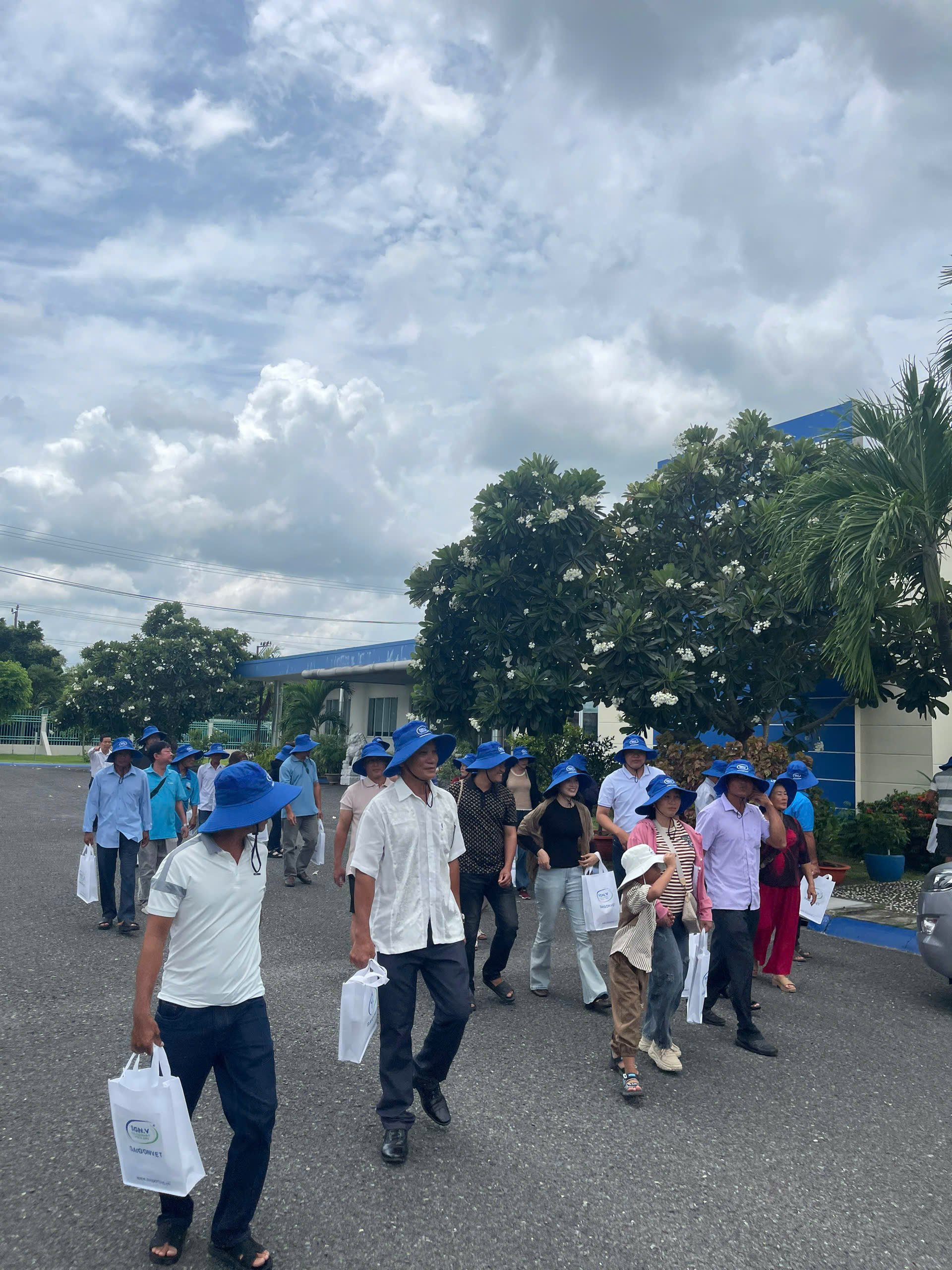 40 customers touring the grounds of Saigonvet’s manufacturing facility