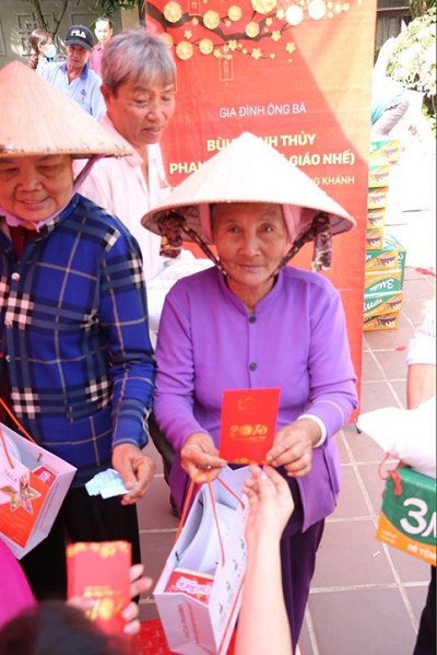 Trao quà Tết cho bà con tại xã Long Khánh A