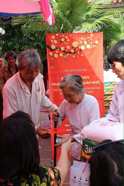Residents of Long Khanh A Commune receiving Tet gifts